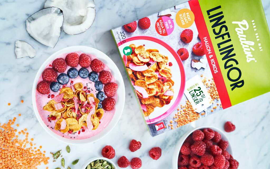 Smoothiebowl toppad med Paulúns linsflingor