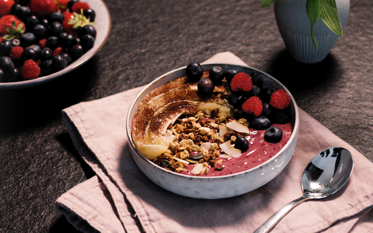 Smoothie bowl med granola & ugnsbakad banan | Recept | Paulúns