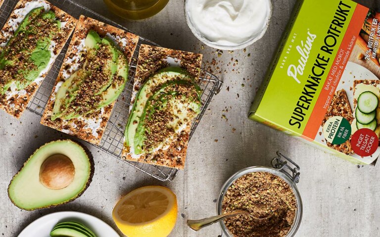 Avokado macka på superknäcke rotfrukt med dukkah -Paulúns