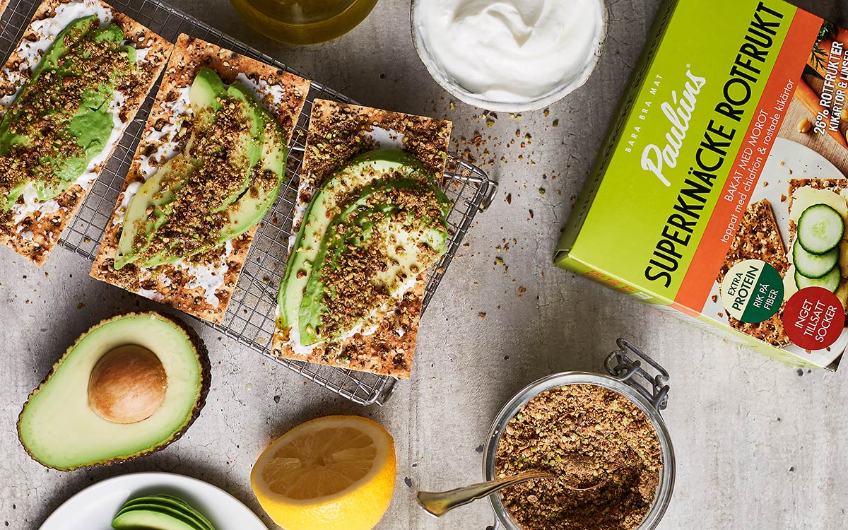 Avokado macka på superknäcke rotfrukt med dukkah -Paulúns