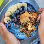 Smoothie bowl recept med blåbär och nötsmörsbakad soft müsli- Paulúns