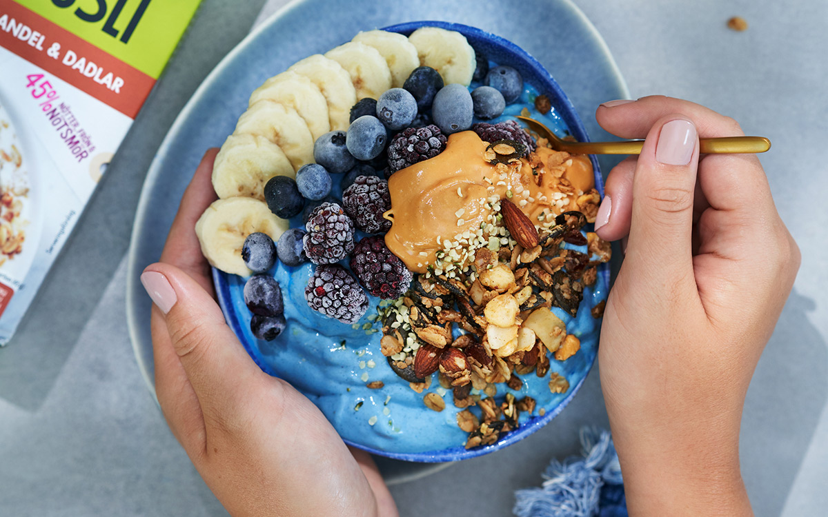 Smoothie bowl recept med blåbär och nötsmörsbakad soft müsli- Paulúns