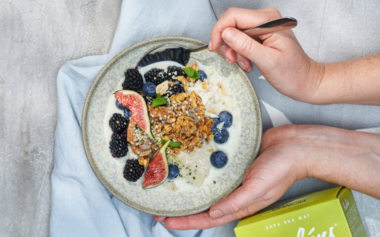 Havregrynsgröt med färska bär, Hasselnöt Dadel Granola -Pauluns recept