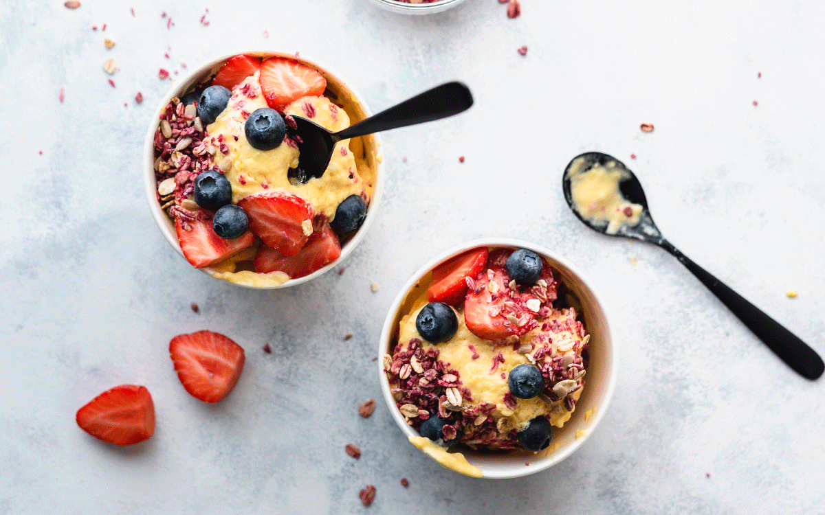 Mangoglass toppad med färska bär och granola