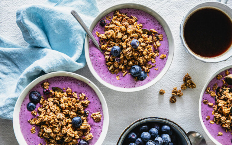 Blåbärssmothie i skål med färska blåbär och granola