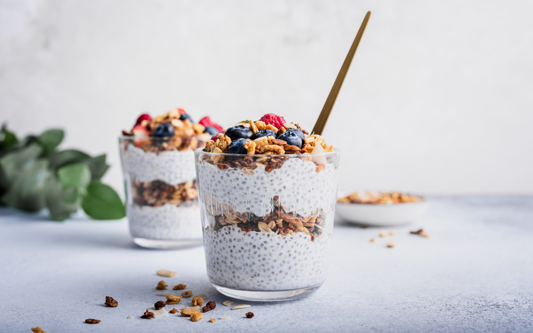 Chiapudding med granola och färska bär