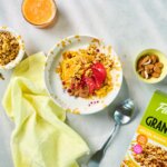 Goldenoats, guldgröt toppad med frukt och bär och Pualuns granola med apelsin, mango och passion.