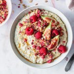 Havregrynsgröt med hallon, fikon och müsli