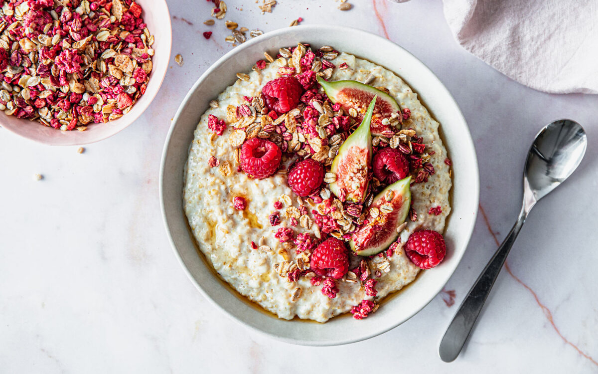 Havregrynsgröt med hallon, fikon och müsli