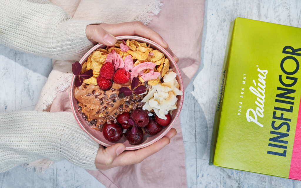 Smoothie bowl, choklad, jordnöt, crunch, hallon kokos. Recept fån -Linsflingor Pauluns