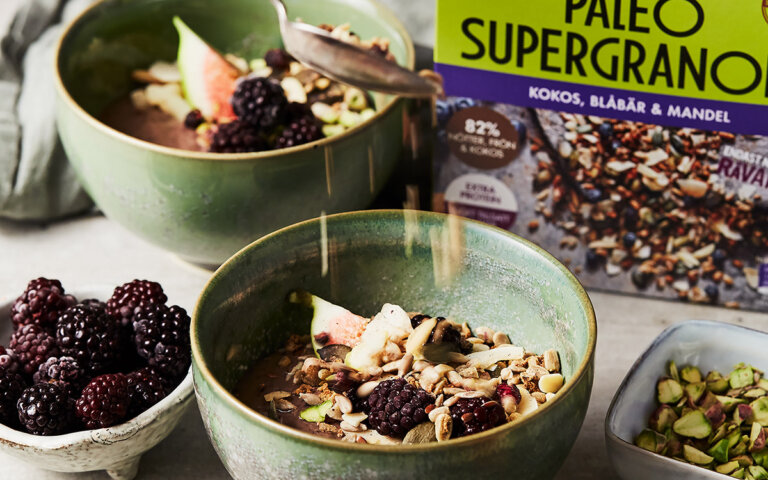Smoothie med blåbär, avokado, mango och Paulúns Supergranola