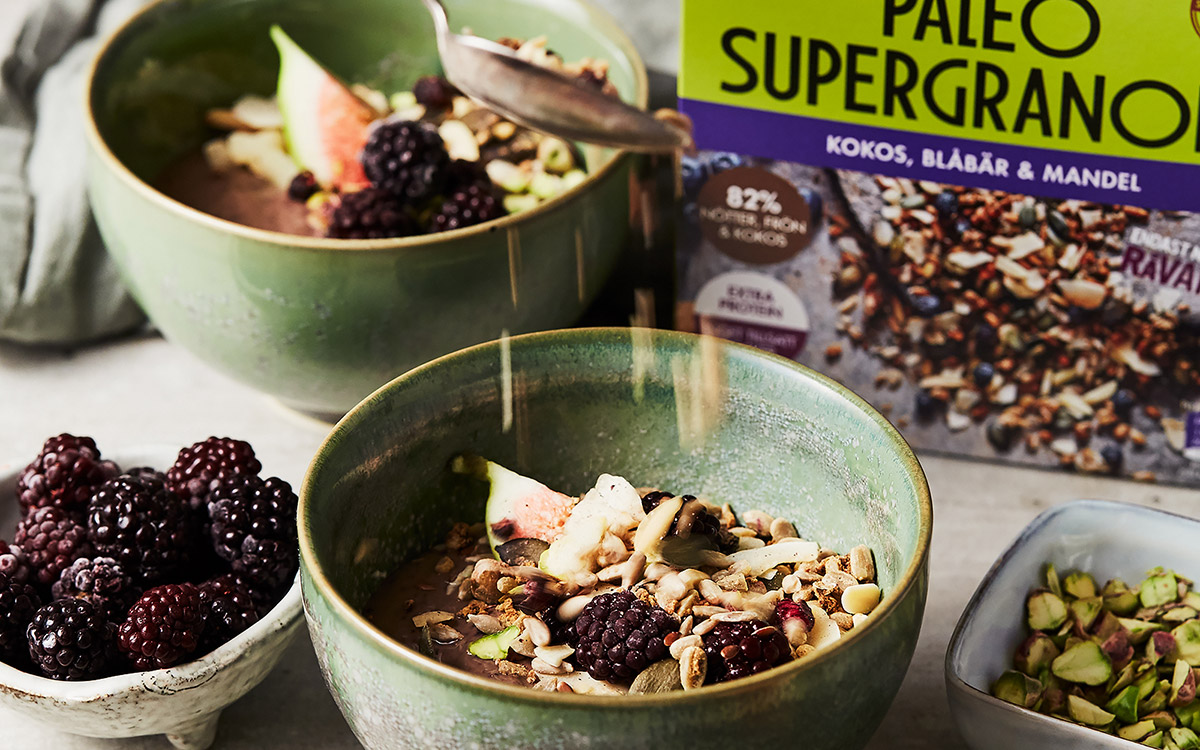 Smoothie med blåbär, avokado, mango och Paulúns Supergranola