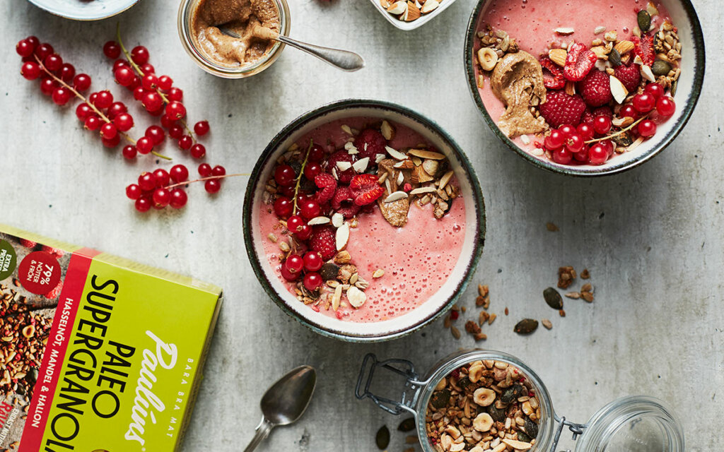 Smoothiebowl med hallon och Paulúns Paleo Supergranola