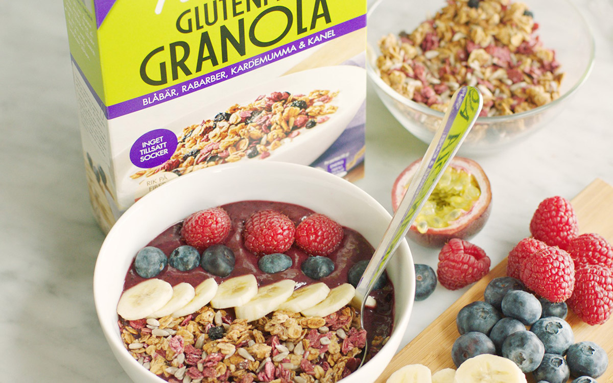 God acaibowl med Paulúns glutenfria granola tillsammans med färska bär