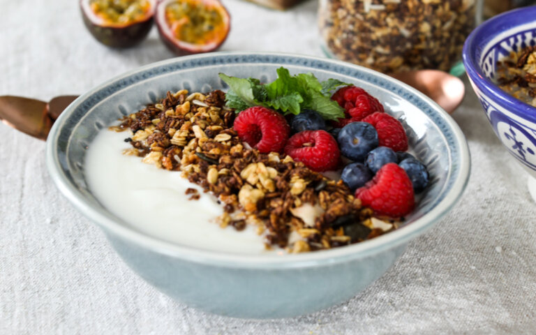 Härlig skål med yoghurt som är toppat med Paulúns müsli