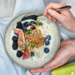 Havregrynsgröt med färska bär, Hasselnöt Dadel Granola -Pauluns recept