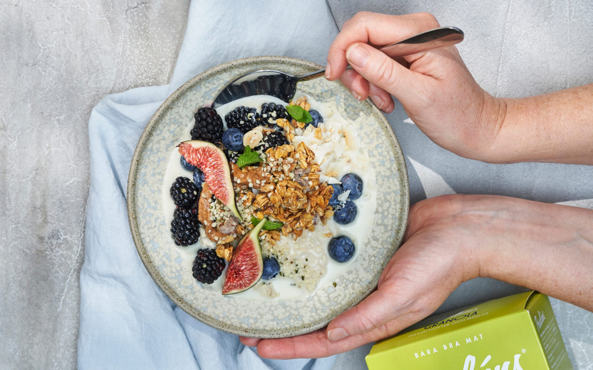 Havregrynsgröt med färska bär, Hasselnöt Dadel Granola -Pauluns recept