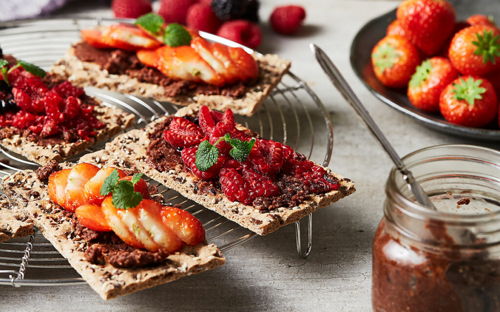 Superknäcke Chia med hasselnötssmör, lägg på färska bär och njut -Paulúns