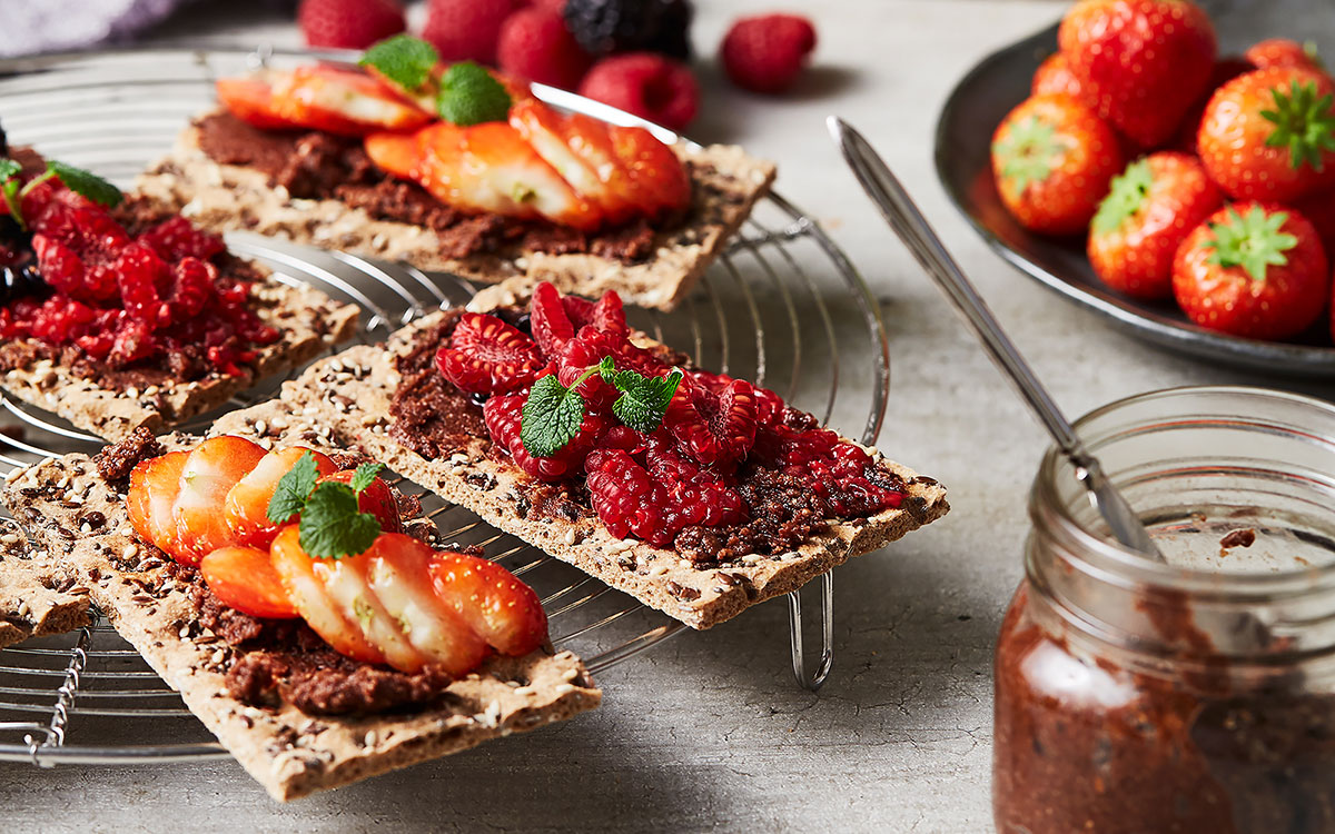 Superknäcke Chia med hasselnötssmör, lägg på färska bär och njut -Paulúns