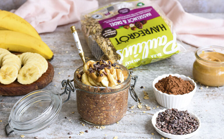 Proteinrik frukost med overnight oats med choklad och jordnötssmör