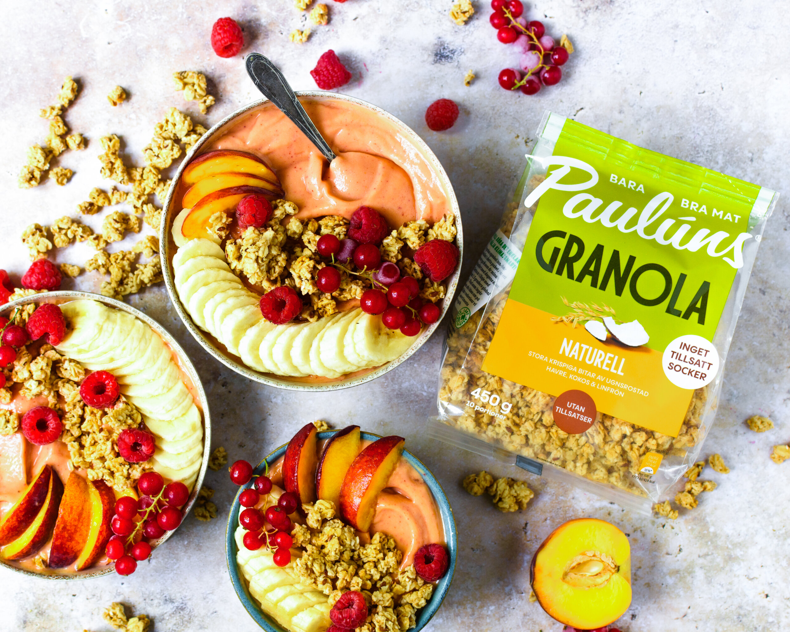 Tjock smoothie bowl med persika och hallon till frukost - Pauluns