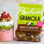 Layered smoothie med Pauluns granola med kakao och dadelkrisp, hallon, kiwi, granatäpple