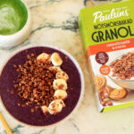 blåbärssmoothie bowl med nötsmörsbakad granola jordnötssmör & kakao