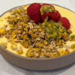 Smoothie bowl med mango, kokos, granola, passion och hallon - Paulúns