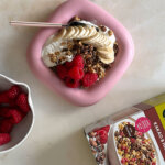 Thick yoghurt bowl med Pauluns granola, hallon och banan.