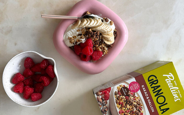 Thick yoghurt bowl med Pauluns granola, hallon och banan.