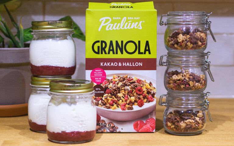 Burkar med youghurt och sylt samt burkar med Pauluns Hallobn & Kakao Granola.