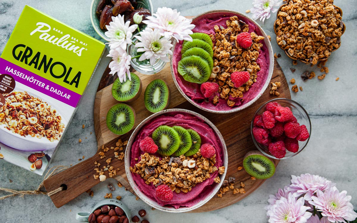 Granola Bowl med hallon, kiwi och Pauluns Granola Hasselnötter och Dadlar.