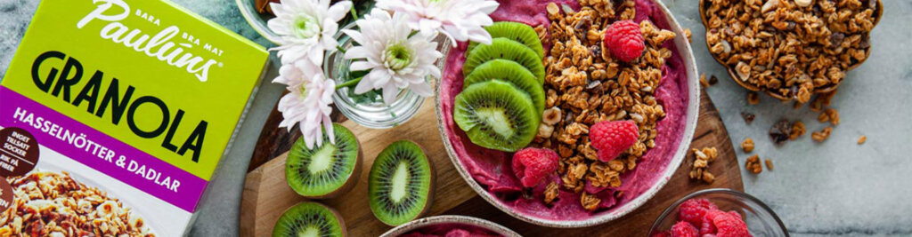 Bowl med Pauluns Granola Hasselnötter & Dadlar med hallon och kiwi